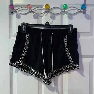 trendy black flowy shorts